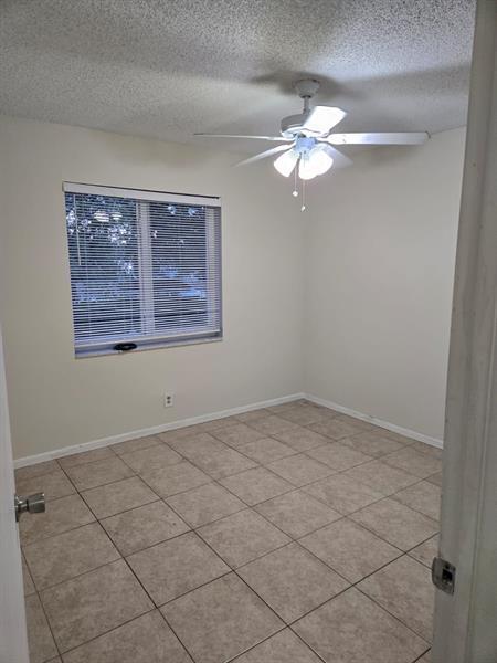 Building Photo - 402 Lakeside Dr