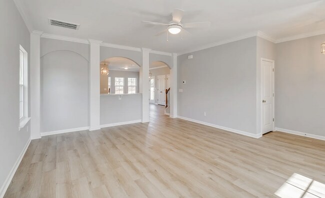 Building Photo - Spacious 5-Bedroom Home with Modern Finishes in Prime Elgin Location