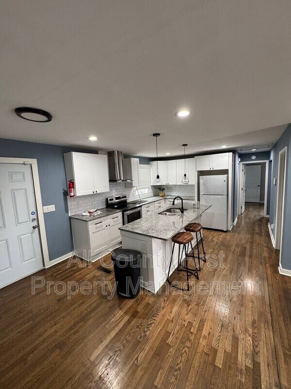 Building Photo - 656 Cedar Ave NW