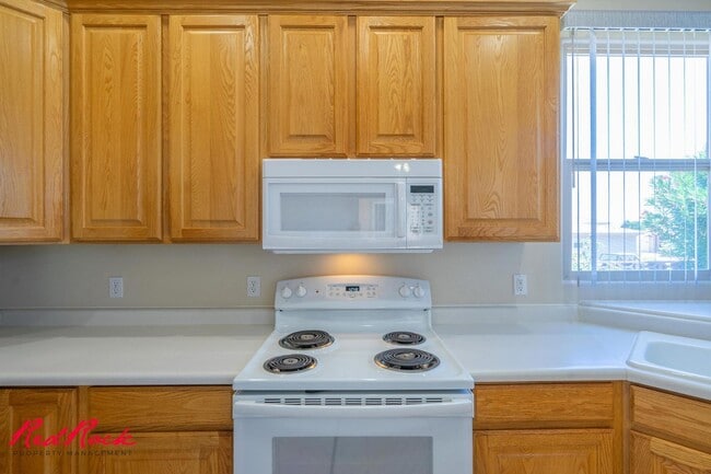 Building Photo - Comfortable 3-bedroom Home. Small Dog Frie...
