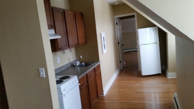 Building Photo - 932 E College St