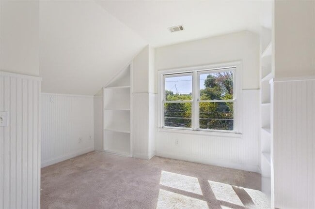 Building Photo - 546 Highland Ave NE