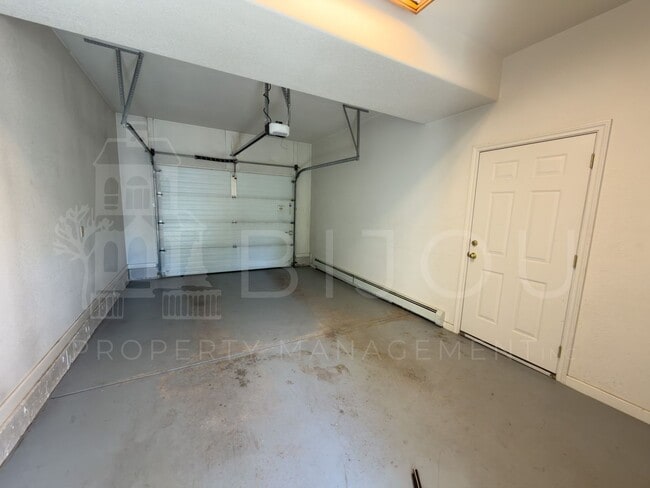 Building Photo - 528 E Bijou St