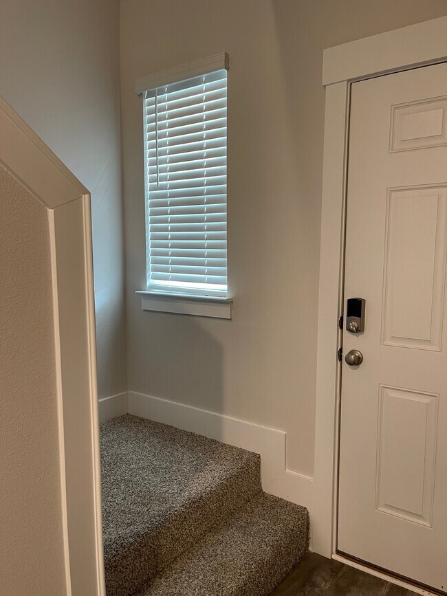 Building Photo - 1630 Iroquois Ct