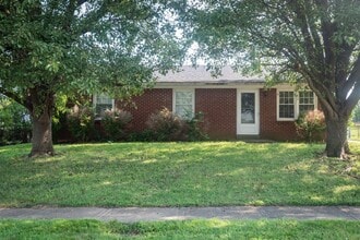 Building Photo - 3 bed 1.5 bath