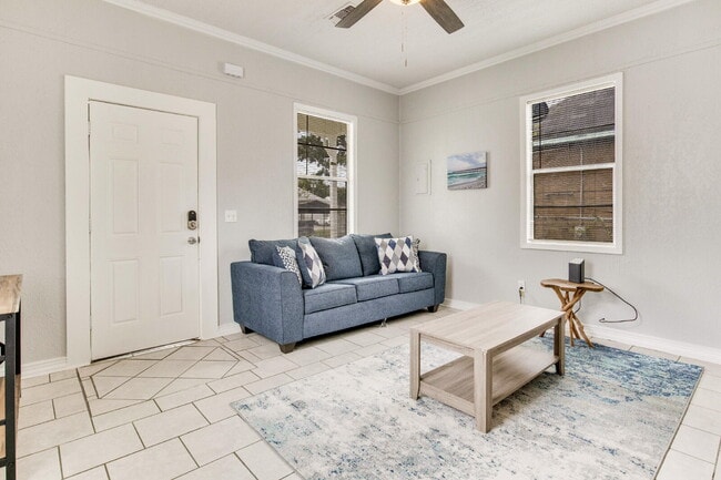 Building Photo - Charming Shotgun Home Just Minutes from Do...