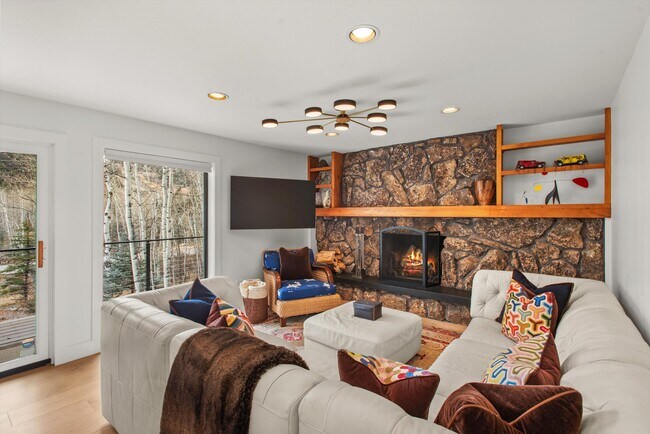 Building Photo - 262 Eastwood Rd