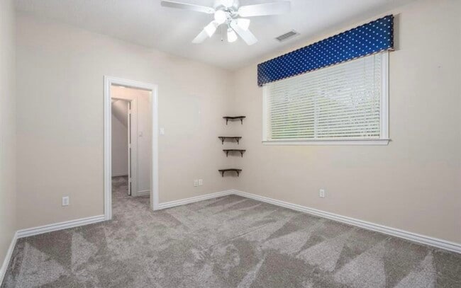 Building Photo - 94 E Fairbranch Cir