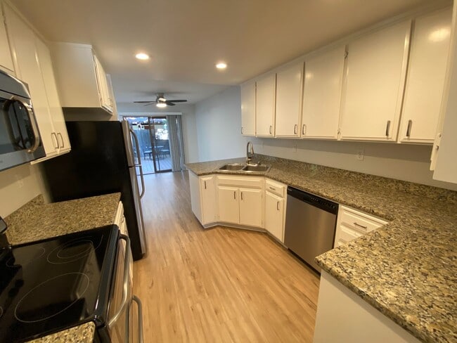 Building Photo - 2 Bed 2.5 Bath Townhouse W/ 2 Car Attached...