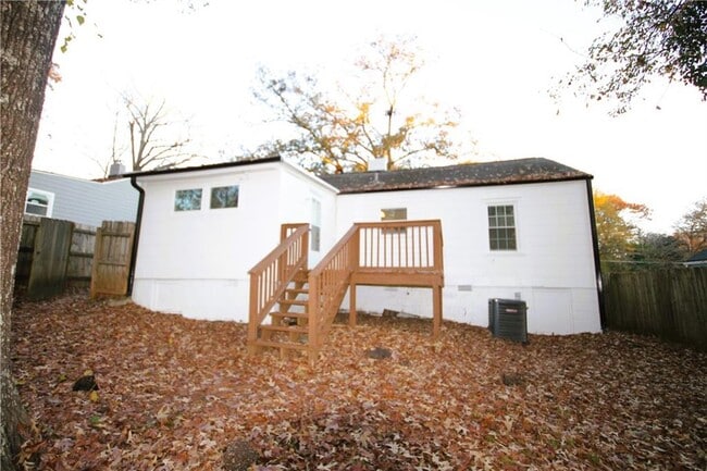 Building Photo - 2561 Eastwood Dr