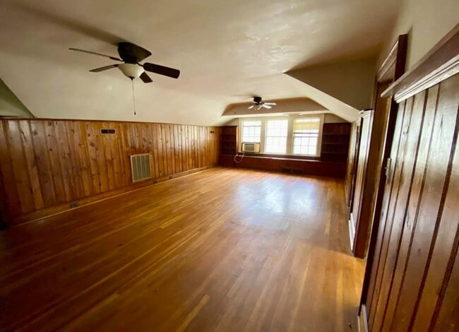 Building Photo - 407 Lewis St