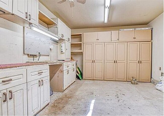Building Photo - Gated Community! No Lawn Care!! Beautiful ...