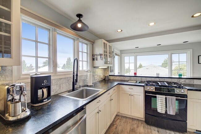 Building Photo - 3 bedroom 2.5 View Property Beach Access  ...