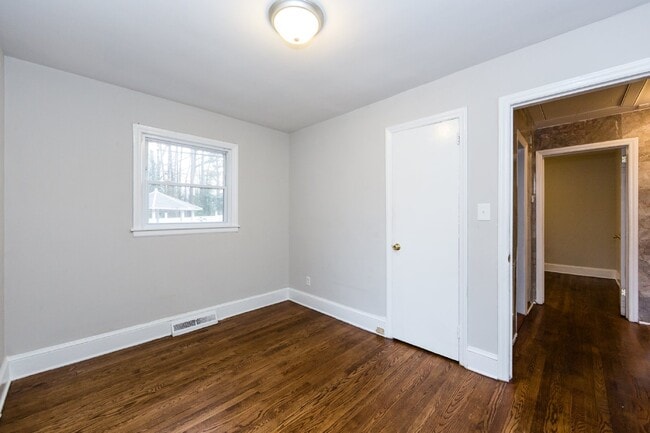 Building Photo - "Charming 3-Bedroom Retreat with Gleaming Hardwood Floors in Westerly Hills!"