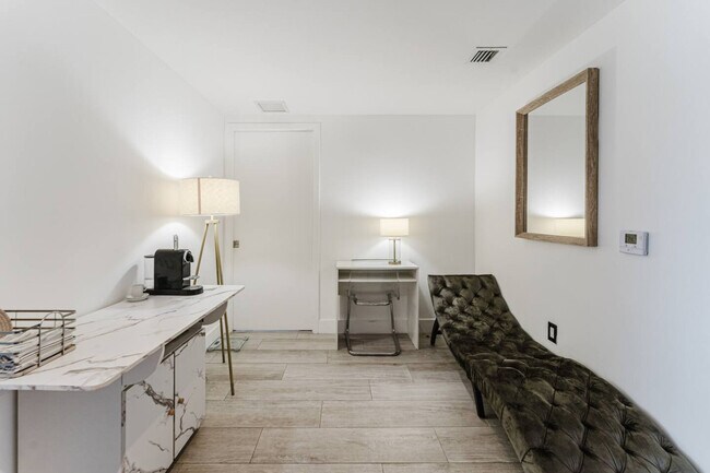 Building Photo - 101 NE 34th St