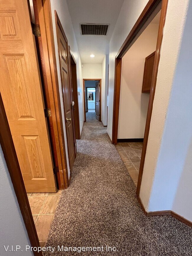 Building Photo - 3 br, 2 bath House - 1228 NE Multnomah Dr.