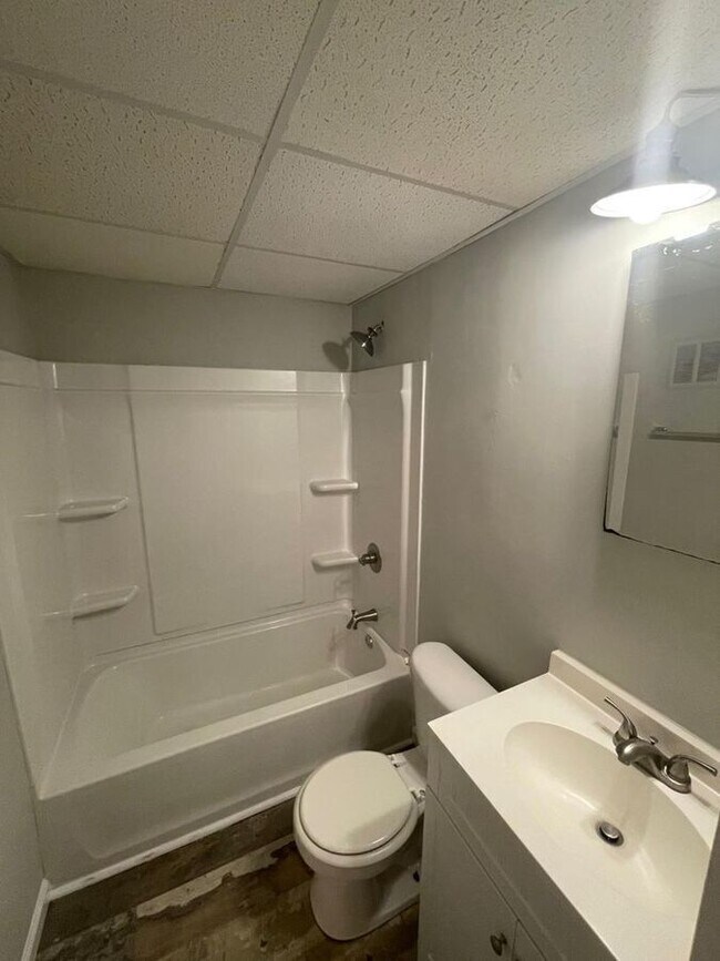 Building Photo - 208 Lakeshore Dr