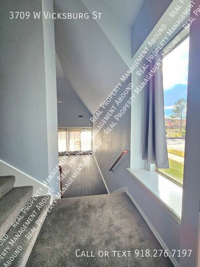 Building Photo - 3709 W Vicksburg St