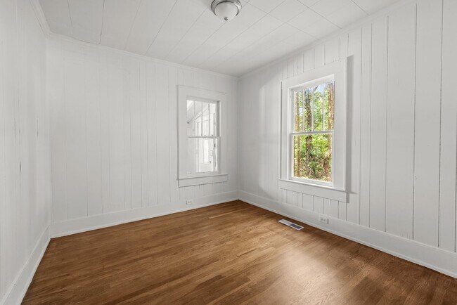Building Photo - Beautiful Historic 4 Bedroom 2 Bathroom Home