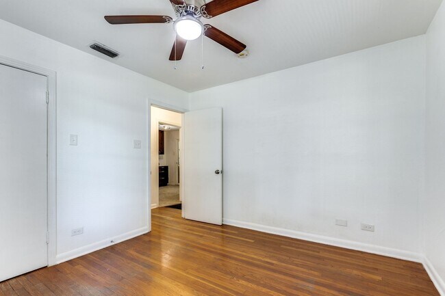 Building Photo - Charming Home in Alamo Heights ISD with Bo...