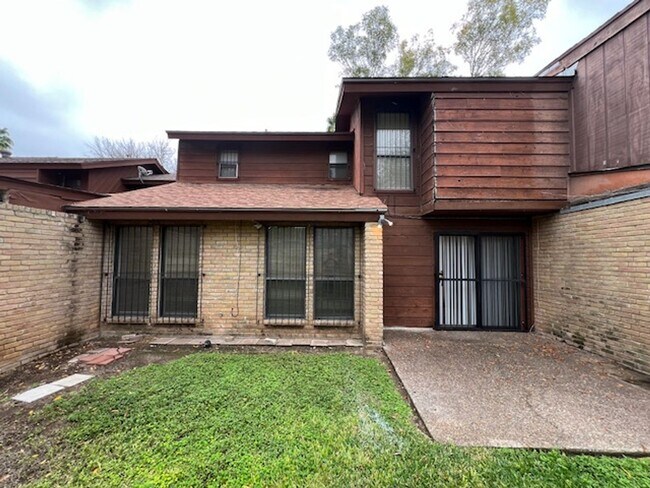 Building Photo - Quadrangle Townhome