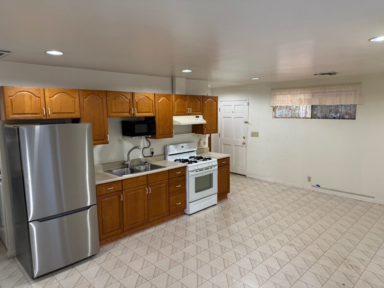 Building Photo - 10201 Oak Park Ave