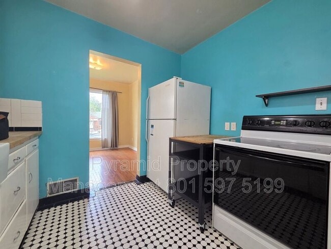 Building Photo - 825-827 E 620 N