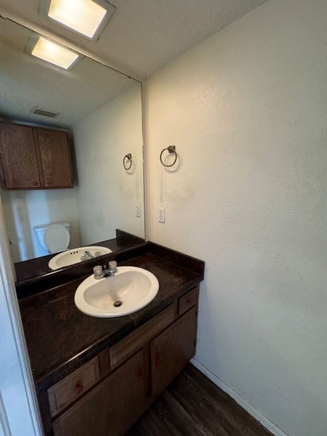 Building Photo - 2 bed 1 1/2 bath condo off NW 23rd! Putnam...