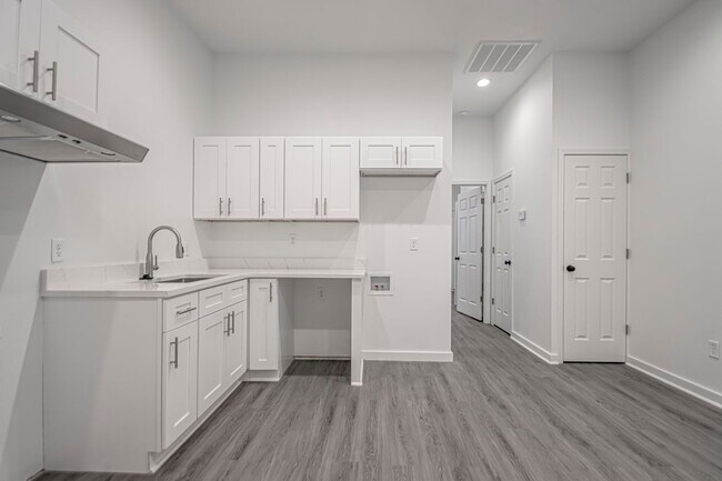 Building Photo - 214 S Park St