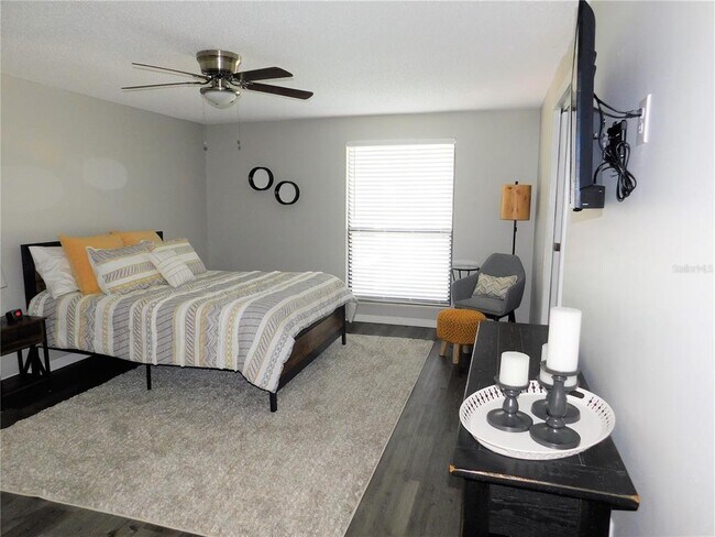 Building Photo - 552 Hammock Dr