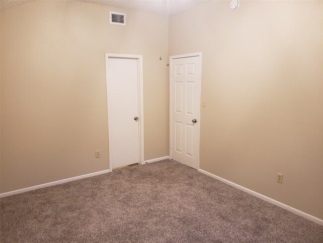 Building Photo - 7707 Bluejay Twin Cir