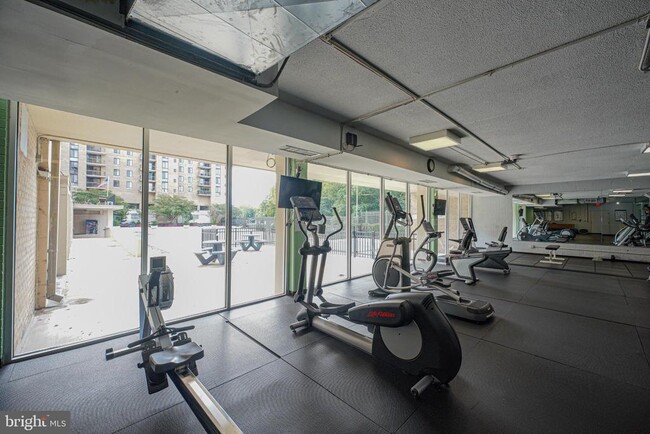 Building Photo - 4600 S Four Mile Run Dr