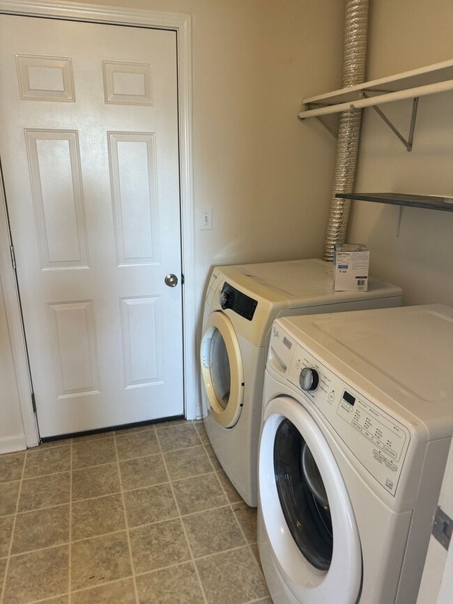 Building Photo - Single Family Home - Available For Rent!