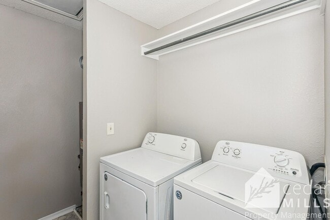 Building Photo - Super sized 3 bedroom townhouse