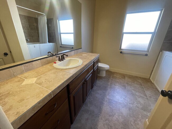 Building Photo - Great home and Pet Friendly!!  ADA tub/shower