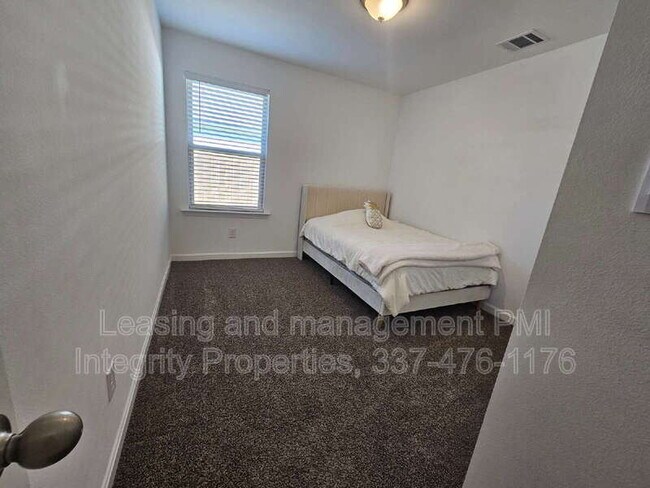 Building Photo - 727 LAMBOT AVE