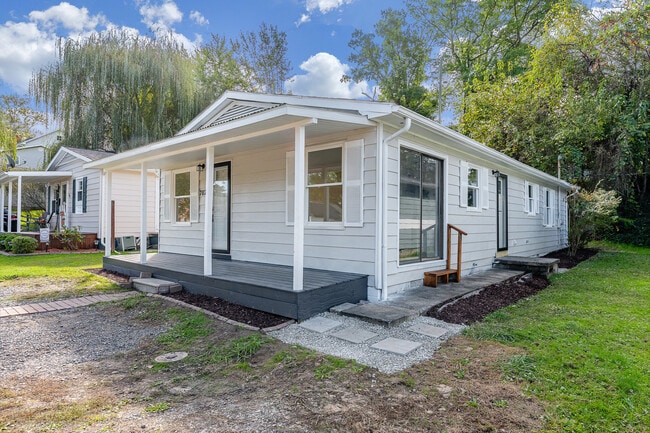 Building Photo - 702 E Park Ave