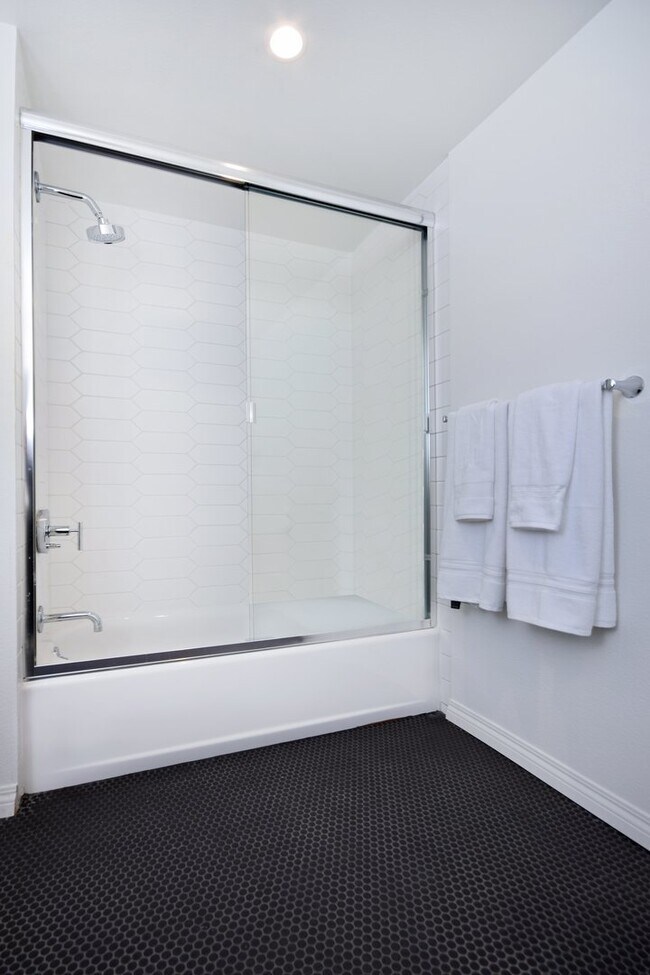 Building Photo - Luxury Apartments - Move In Special