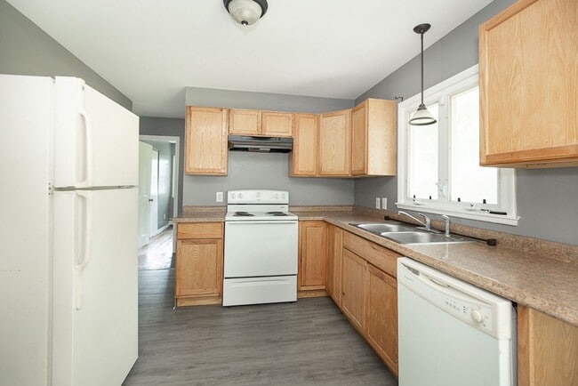 Building Photo - NICE RANCH IN AMHERST!