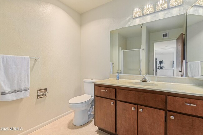 Building Photo - 425 S Parkcrest