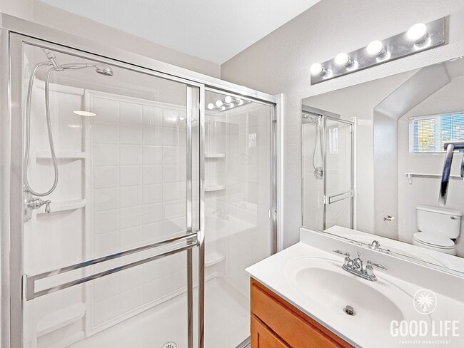 Building Photo - Stylish Eastlake Townhome with Pool Access...