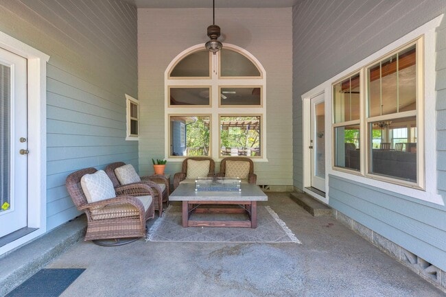 Building Photo - NW Grants Pass, Class, Style and Views!!!