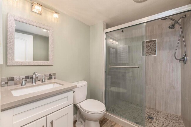 Building Photo - **Remodeled** spacious 5 bedroom home!!!