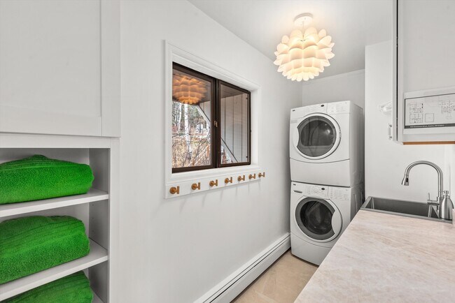 Building Photo - 262 Eastwood Rd