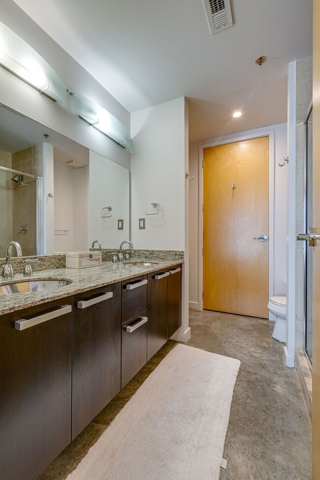 Building Photo - 2 bed, 2 bath Condo in the Gulch with park...