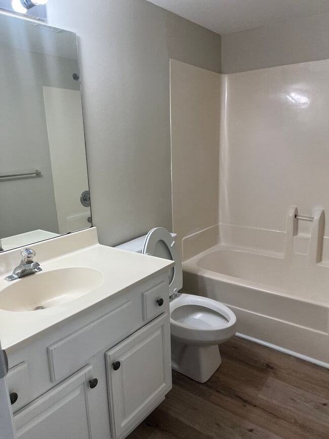 Building Photo - Condo in great location