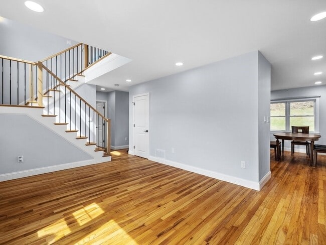 Building Photo - 165 Hartford St