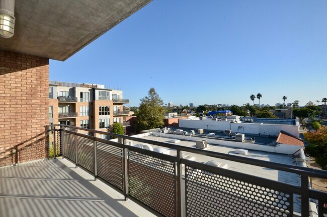 Building Photo - 845 Fort Stockton Dr