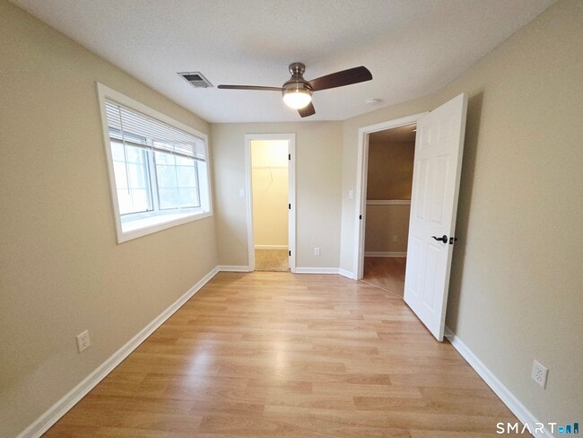 Building Photo - 12 W Meadow Ln