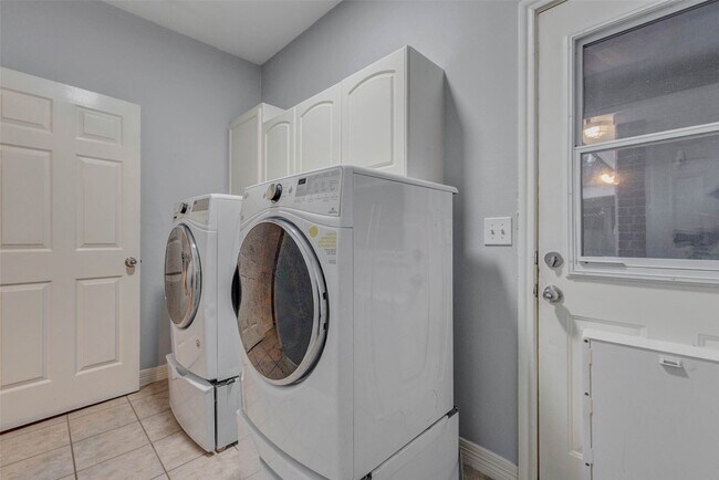 Building Photo - 1723 Park Ridge Dr